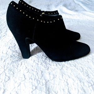 Tahari suede booties 8M